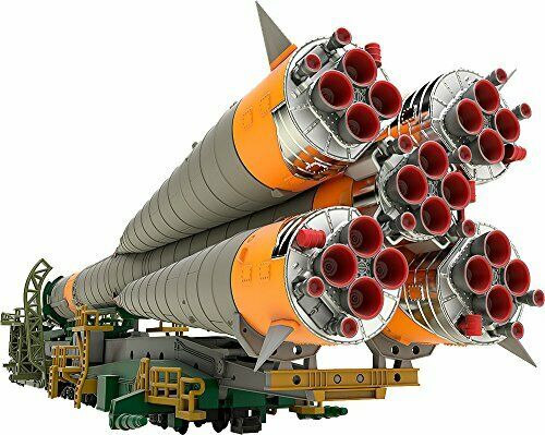 Plastic Model Soyuz Rocket, Transport Train 1/150 Scale