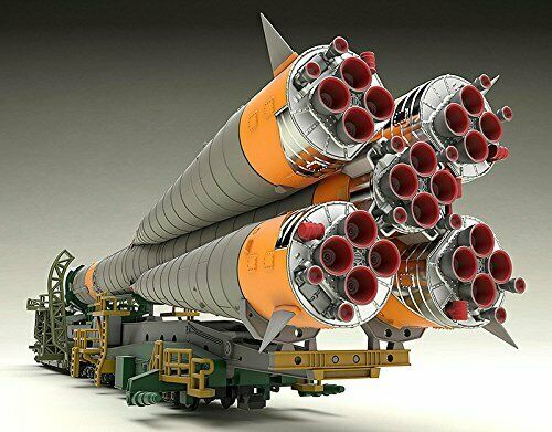 Plastic Model Soyuz Rocket, Transport Train 1/150 Scale