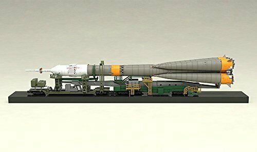 Plastic Model Soyuz Rocket, Transport Train 1/150 Scale