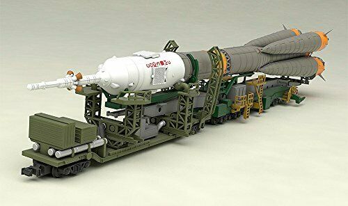Plastic Model Soyuz Rocket, Transport Train 1/150 Scale