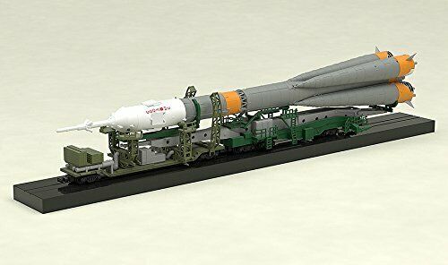 Plastic Model Soyuz Rocket, Transport Train 1/150 Scale